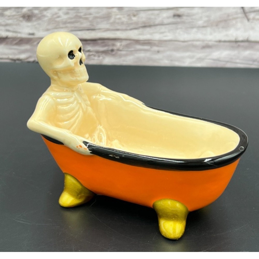 Target Bullseye ~ 5" Cream Ceramic Skeleton Bathtub Soap Dish ~ Halloween 2026